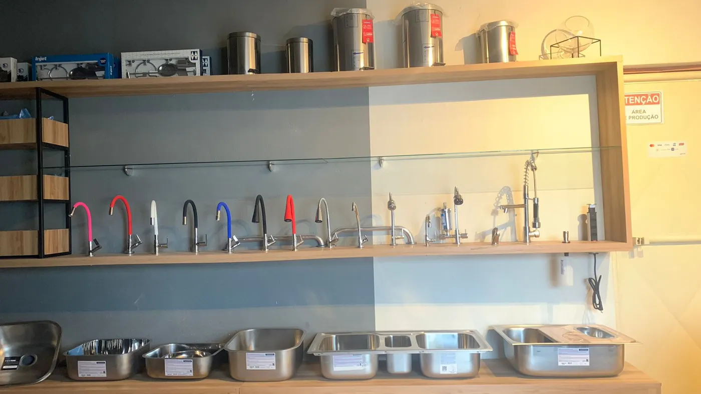 Torneiras, cubas inox e lixeiras em exposição